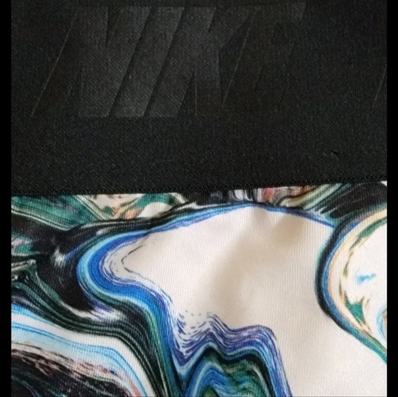 Nike Sportswear Leg-A-See High-Rise size M excellent Condition - Picture 7 of 7